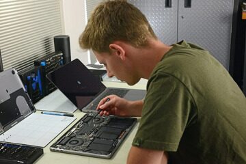 мастер ремонтирует ноутбук
